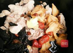 猴菇排骨汤的做法图解2