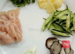 汆鸡片的做法图解1