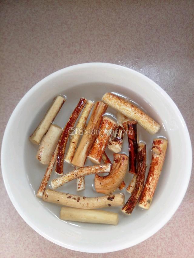 用清水把五指毛桃提前用清水浸泡15分钟，控水备用。