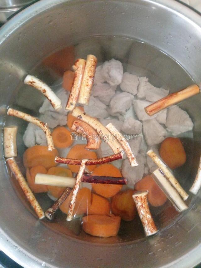 把所有备好的材料放入汤锅中，添上适量清水，大火烧开，转小火煲30至40分钟。