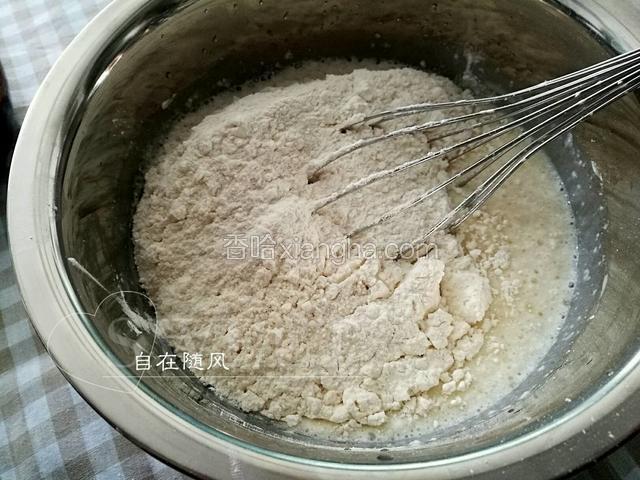 将椰子粉低筋粉土豆淀粉倒入 