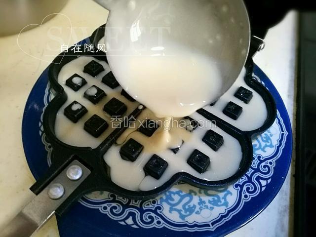 将面糊盛入华夫饼模具中