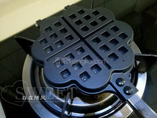 扣好模具 在燃气灶上小火烤 大约一分钟 翻面烤 重复烤制 注意不要糊了