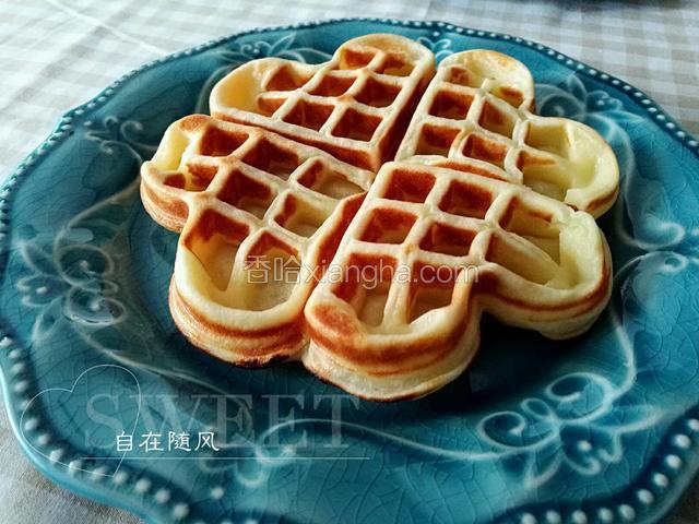 将烤好的饼从模具中倒出