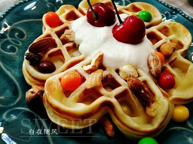 在上面淋上酸奶 撒上果仁和巧克力豆 相当诱人有木有
