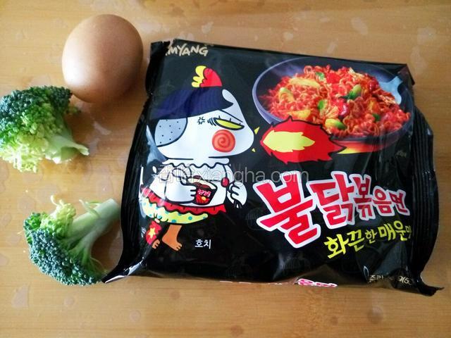 这就是所有食材了 说实话 我都在咽口水 因为想吃太久了 没想到一隔就是三年  当然配料随自己喜欢 荤素不限