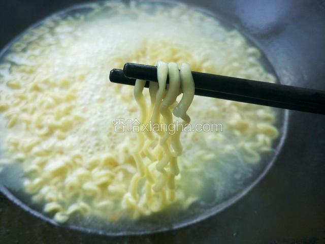 韩国的面都挺耐煮的 不像中国的泡面一会就好  这个我大概煮了三分钟左右 但是具体还要夹起来看 中间没硬心就算好了