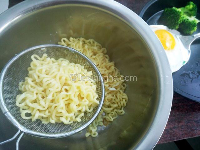 面捞出控水 水分一定要控干净 连汤带水的拌……我是吃不下去  