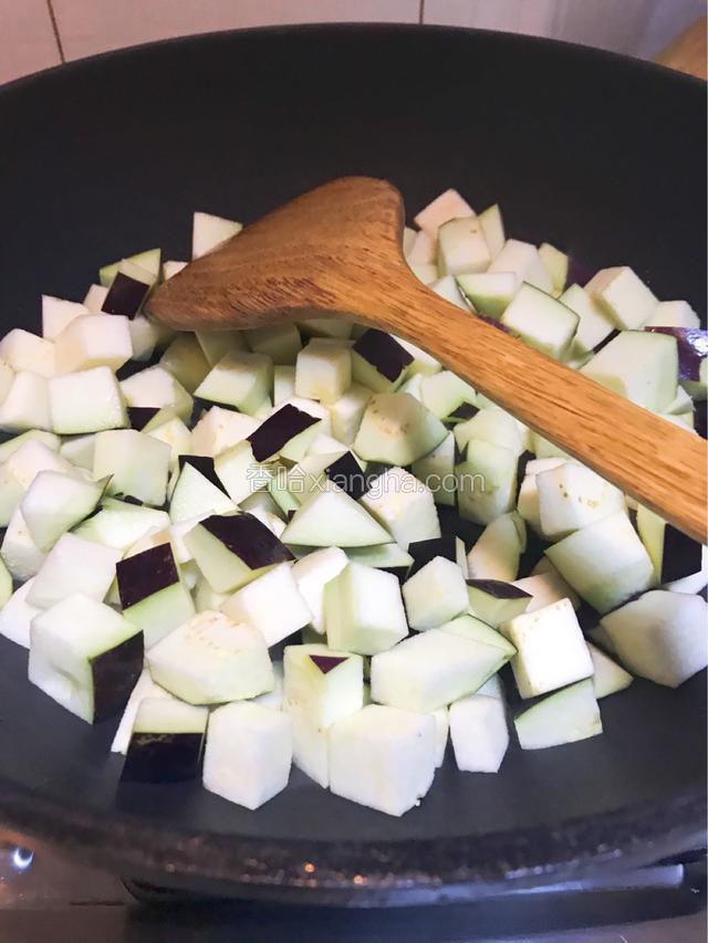 加入切丁翻炒1分钟
