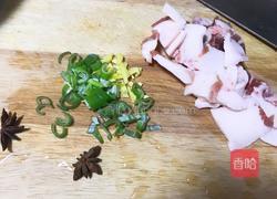 五花肉焖扁豆的做法图解1