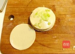 饺子皮葱花饼的做法图解4