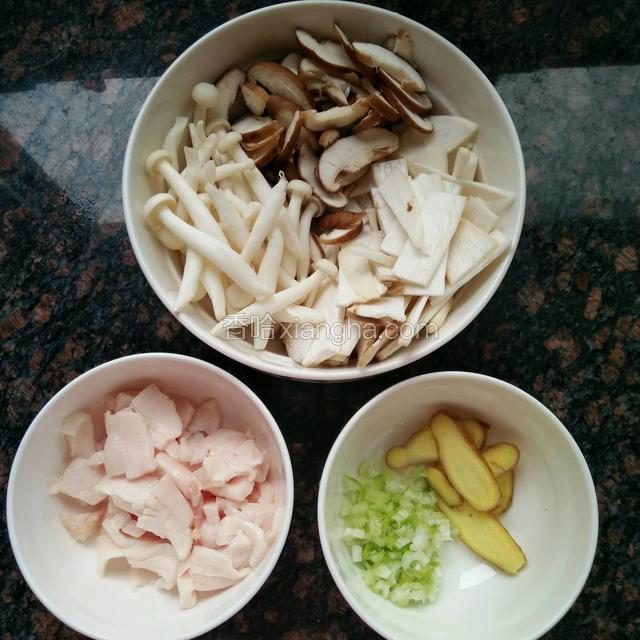 准备好所有食材，肥肉切片，香菇和杏鲍菇切片，白玉菇去蒂（都要洗干净再切）姜切片