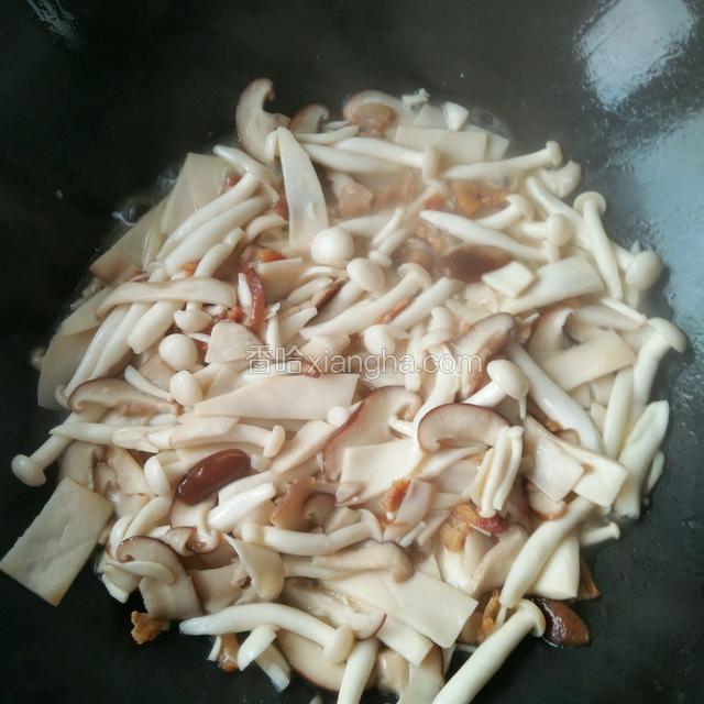 翻炒至出水
