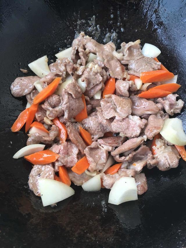 然后加洋葱胡萝卜