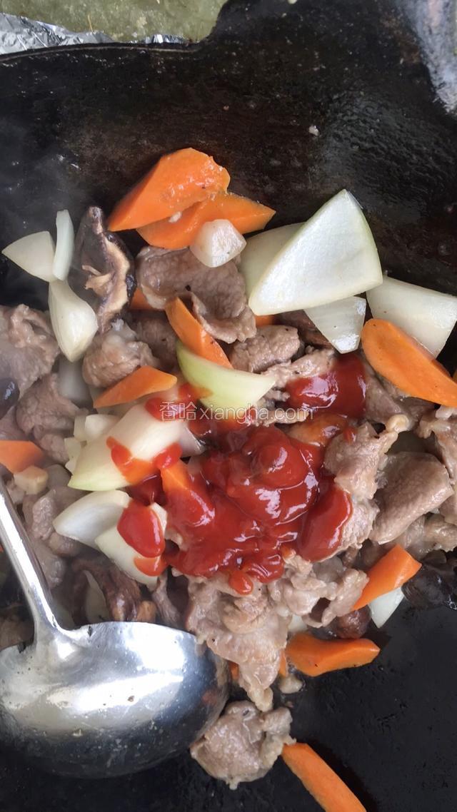 然后加入香菇，番茄酱，翻炒