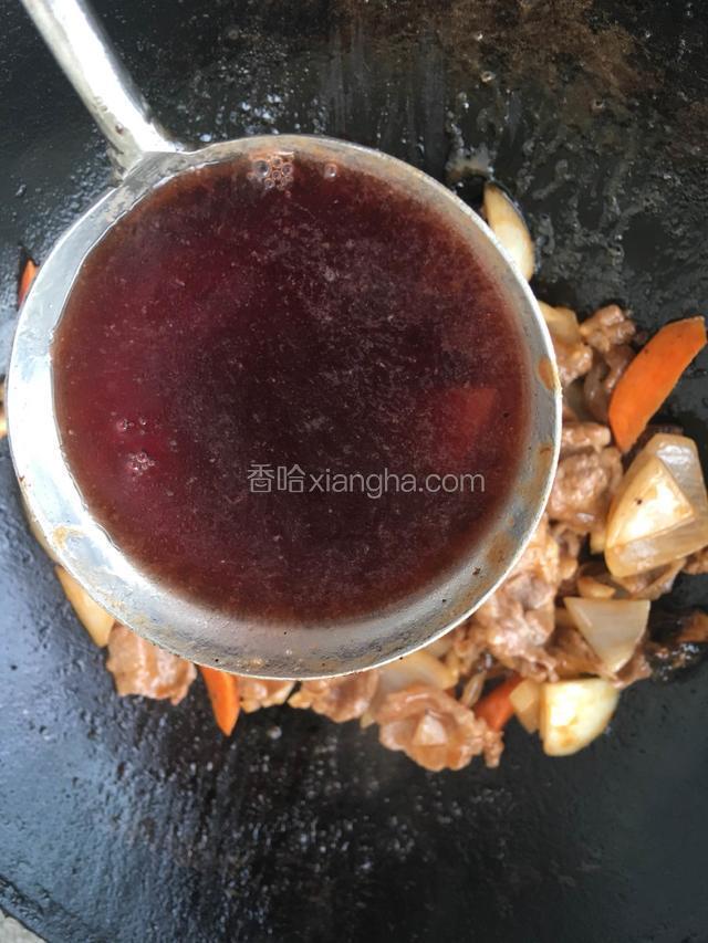 等洋葱变色后，加入红酒，盐少量，加一点点水，小火慢煨