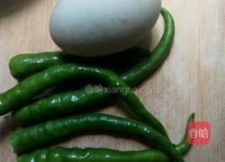 青尖椒炒鸭蛋的做法图解1