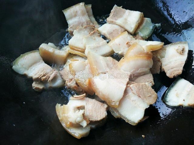 烧热锅 不用放油 直接放入五花肉 干炒出肉里的油脂