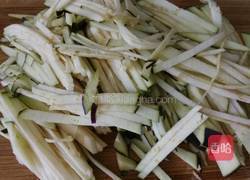 肉丝蚝油茄丝的做法图解2