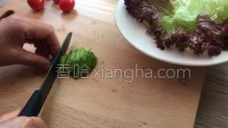 金枪鱼牛油果沙拉的做法图解2