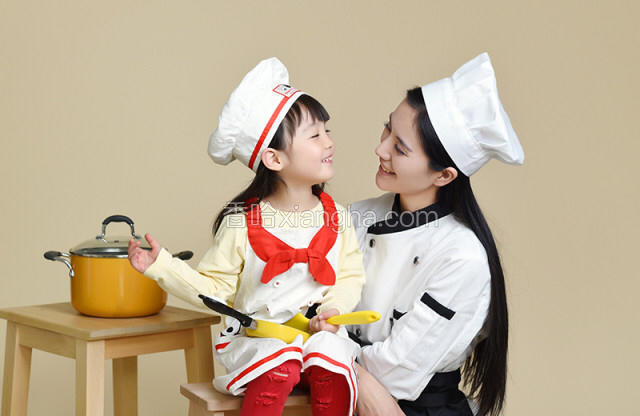 
宝餐美厨娘-巧妈
奚纬，宝餐一顿联合创始人之一。曾任中央电视台《天天饮食》节目总导演，《家有妙招》节目外景主持人，参与了上千道菜肴的制作，发明了几十种生活妙招。

宝餐美厨娘-萌娃
妞妞，宝餐一顿御用小麻豆，一岁登上《时尚芭莎》，获得2016“中国儿童”风采模特大赛全国十大风采奖，拍摄广告“美素佳儿”、“伊可新”、“龙牡壮骨颗粒”。