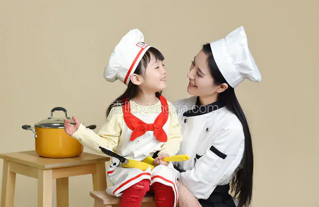 
宝餐美厨娘-巧妈
奚纬，宝餐一顿联合创始人之一。曾任中央电视台《天天饮食》节目总导演，《家有妙招》节目外景主持人，参与了上千道菜肴的制作，发明了几十种生活妙招。

宝餐美厨娘-萌娃
妞妞，宝餐一顿御用小麻豆，一岁登上《时尚芭莎》，获得2016“中国儿童”风采模特大赛全国十大风采奖，拍摄广告“美素佳儿”、“伊可新”、“龙牡壮骨颗粒”。