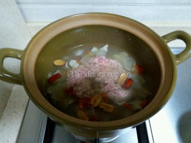 煮开将瘦肉放入，快速用筷子搅散瘦肉。