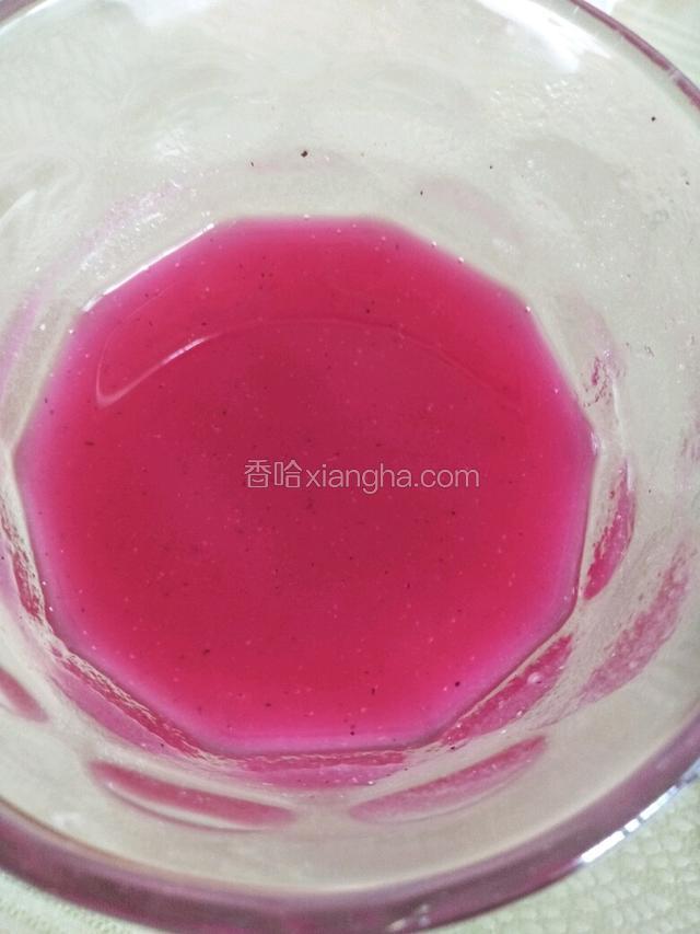 榨好的红心火龙果汁