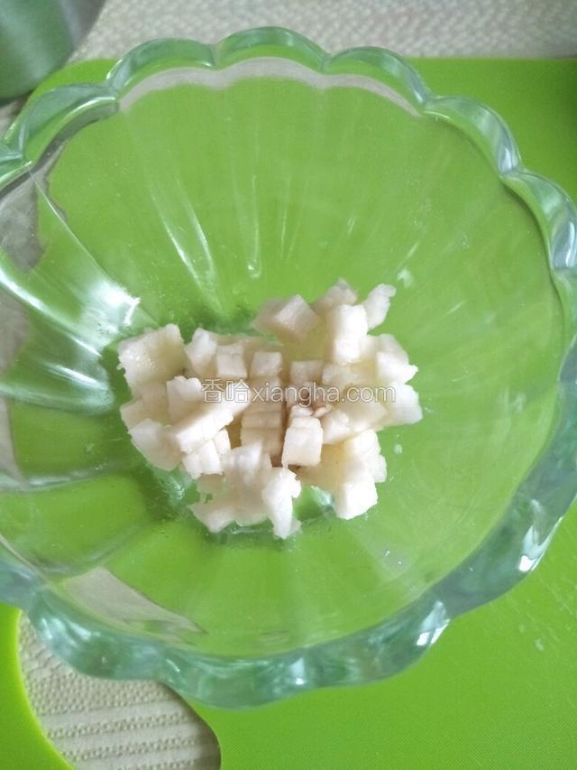 杯子中放入香蕉粒