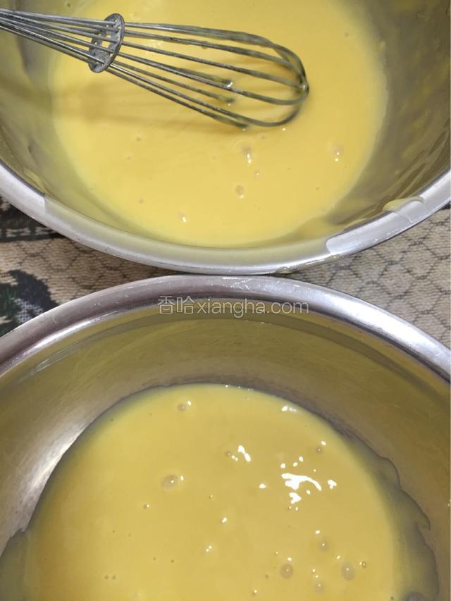 将搅拌好的蛋黄液分成两份