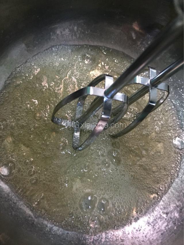 蛋白放入白醋打至小泡