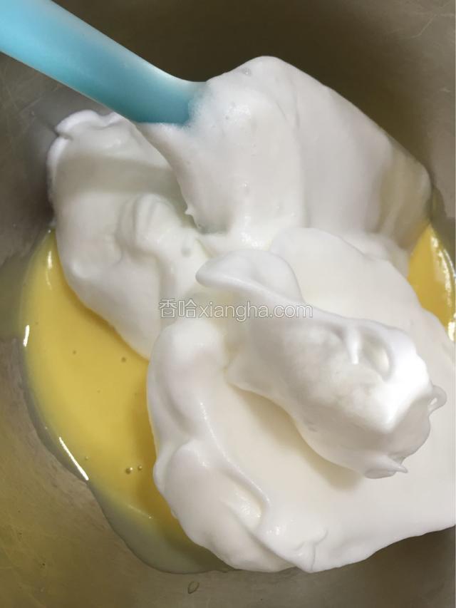 取一半蛋白放入蛋黄液中翻拌均匀