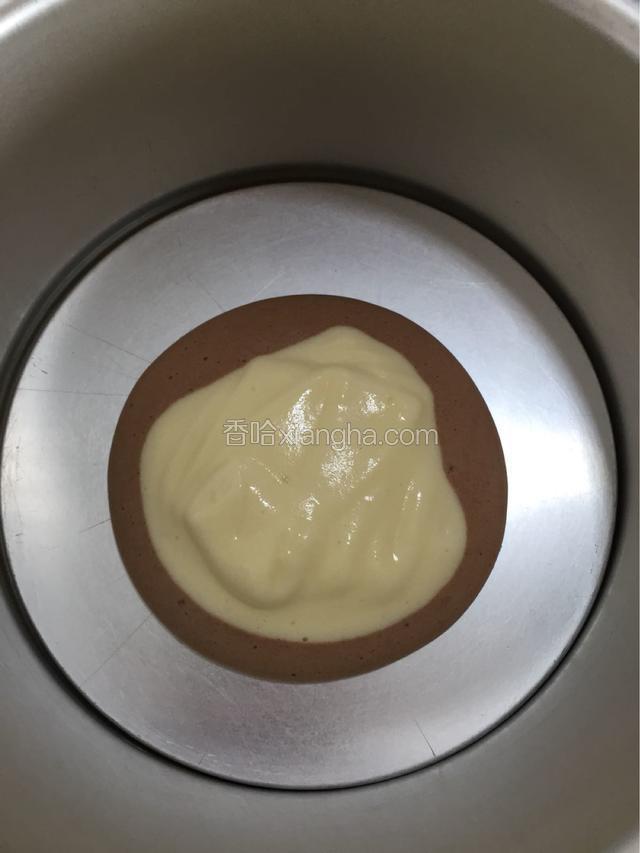 一层一层倒入磨具中