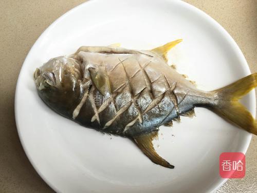 端出金鲳鱼夹去姜丝