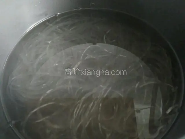 加入开水没过苕粉，苕粉泡好后捞起，用冷水冲凉备用