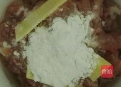 蟹味菇炒肉丝的做法图解1