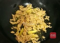 蟹味菇炒肉丝的做法图解3