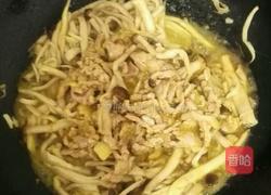 蟹味菇炒肉丝的做法图解6