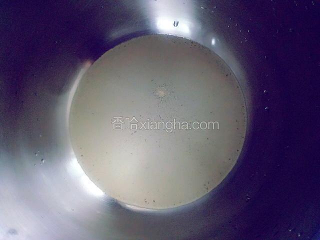盆里放少许温水，然后放入酵母静置一分钟