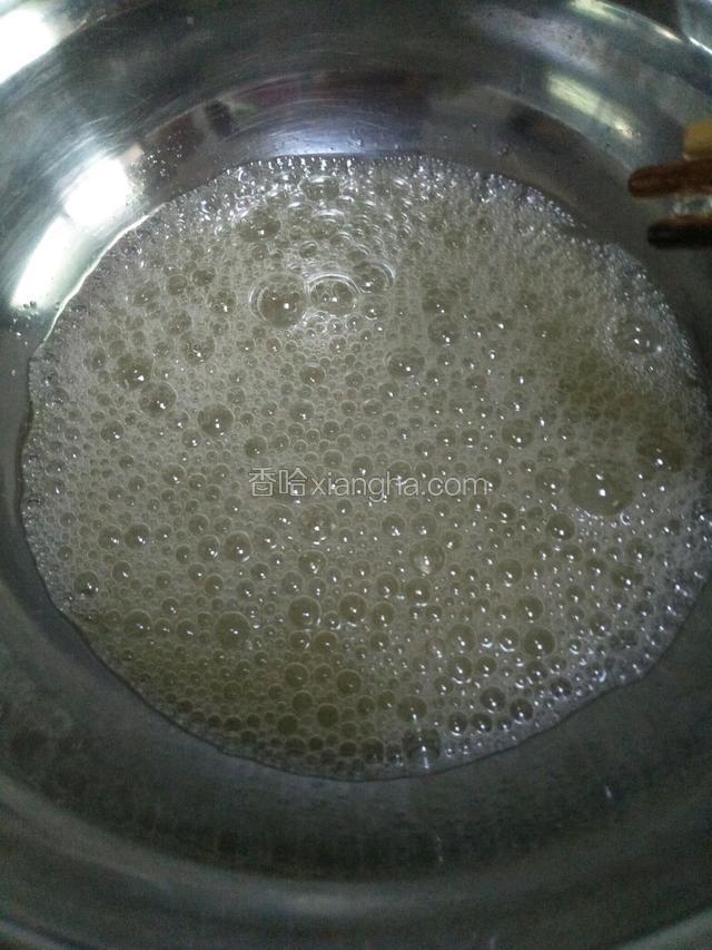 蛋清中加两滴白醋搅拌均匀