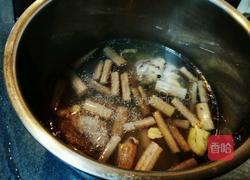 藕带大骨汤的做法图解5