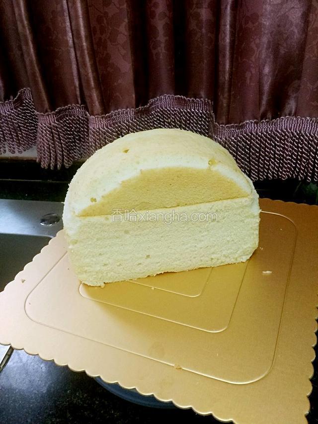 先烤好一个8寸蛋糕胚修成包包的形状。