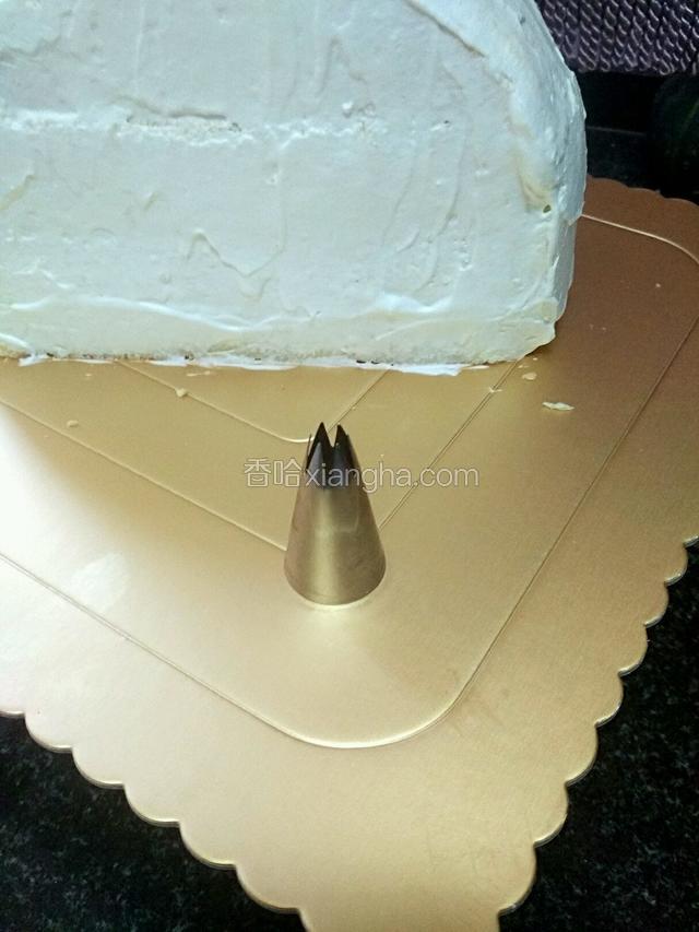 用惠尔通1m裱花嘴，裱玫瑰花。我以前用的裱花嘴不对，就出不来立体的效果。