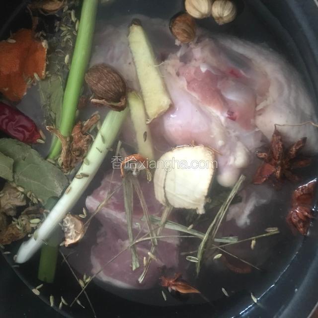 老汤制作。方法：一根猪筒子骨敲开两节，外加一个鸡架，凉水下锅，放姜片、葱段、盐、味素、大料、香果、草果、小茴香、肉蔻、丁香、桂皮、陈皮、白蔻、香叶、良姜、山奈