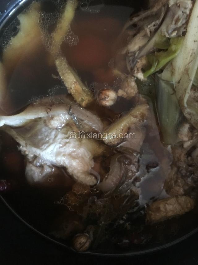 煮40分钟，期间要把沫子打掉。各种调料只需放一点点，多了会有中药味。