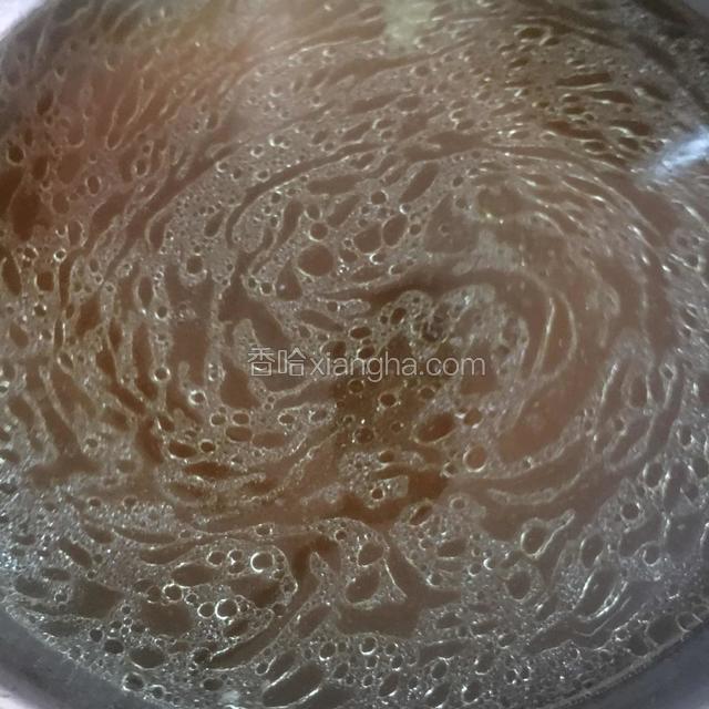将煮好的老汤晾凉装盆备用。