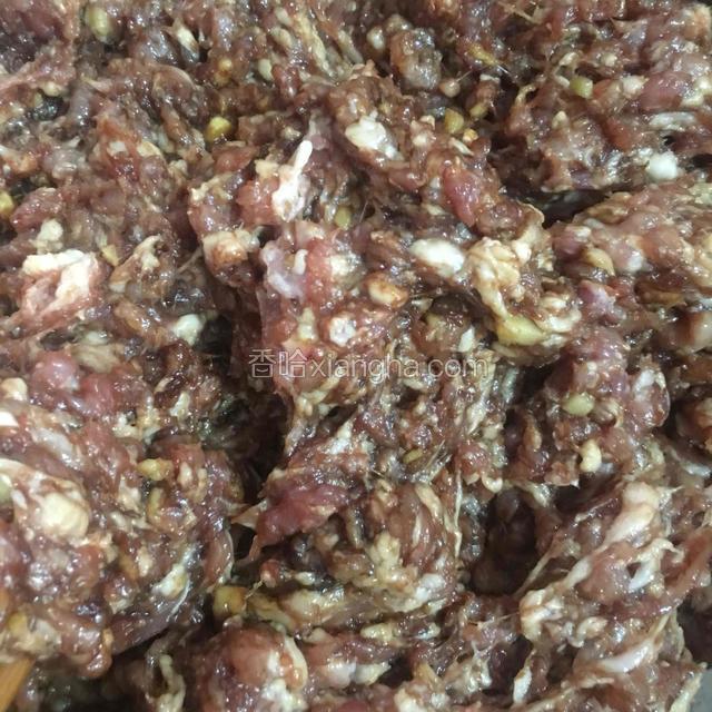 放入三汤匙酱油，搅拌均匀。注意酱油要分次放入，沿着一个方向搅拌。