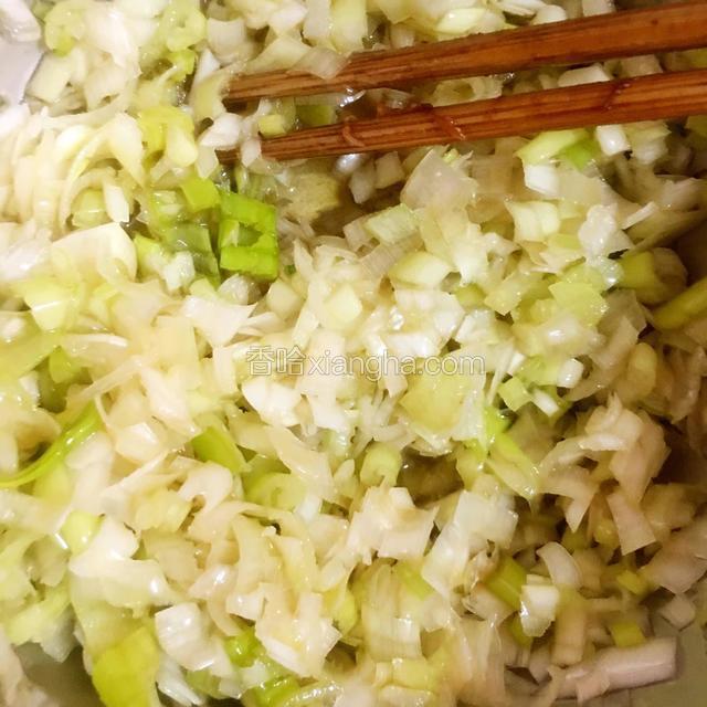 用香油把葱拌一下。油包葱，既可以保持葱的香脆，又不出水。