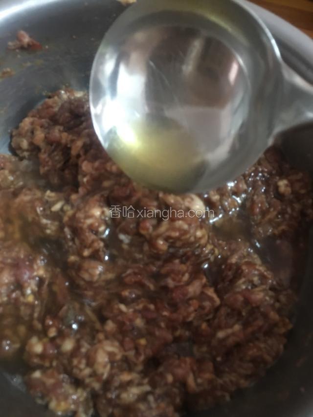 放入老汤搅拌，老汤要分次放入，顺时间搅拌。