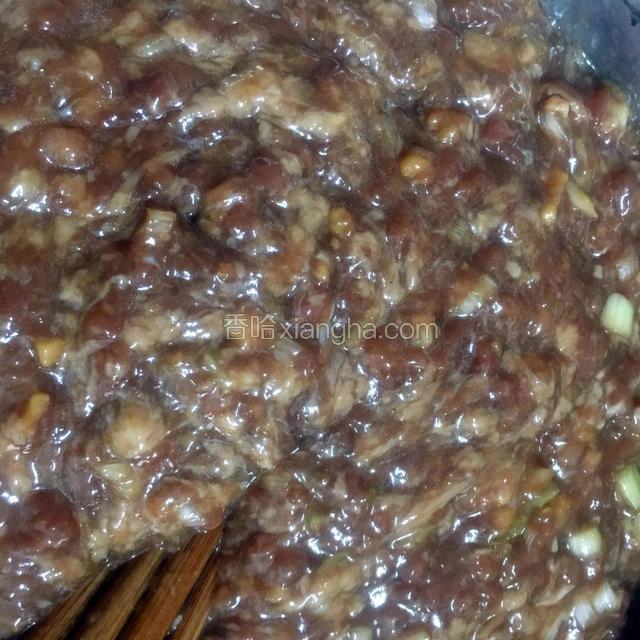 加入搅拌好的葱，以及适量盐、味精，沿着一个方向继续搅拌。让馅料充分上劲。然后放入冰箱半小时入味。